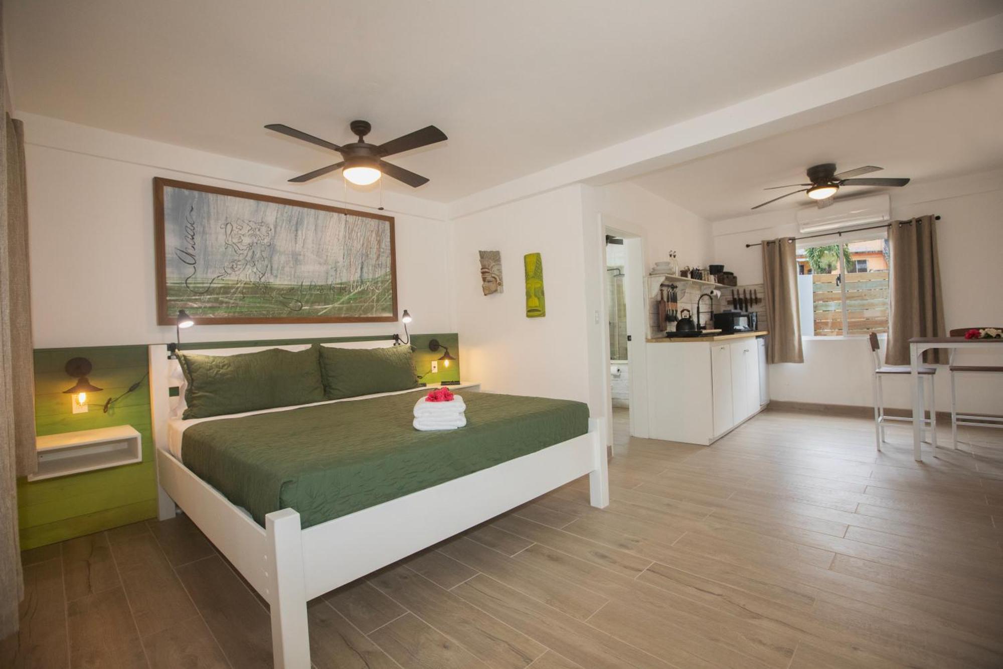Treetops Hotel Caye Caulker Buitenkant foto