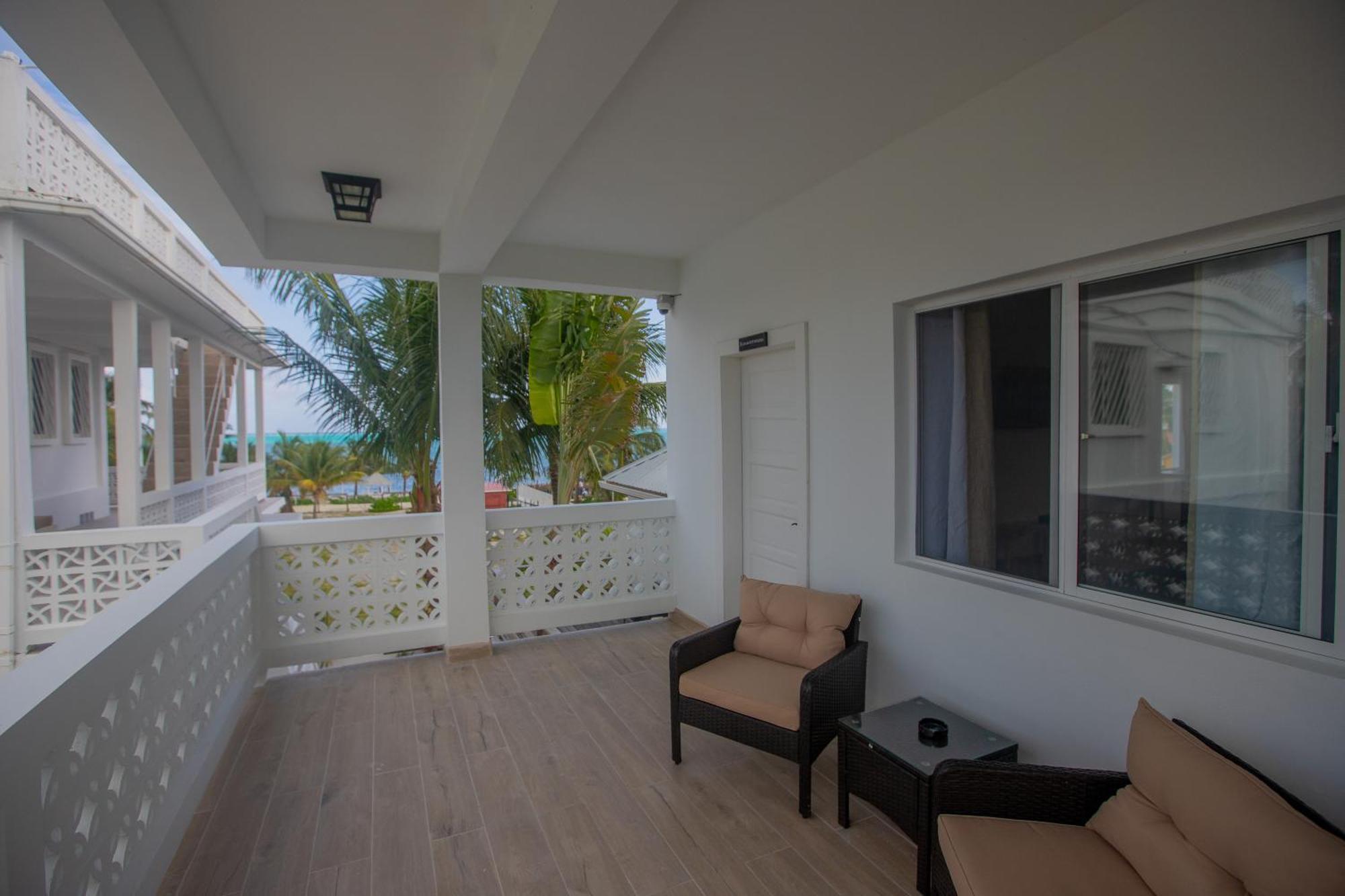 Treetops Hotel Caye Caulker Buitenkant foto